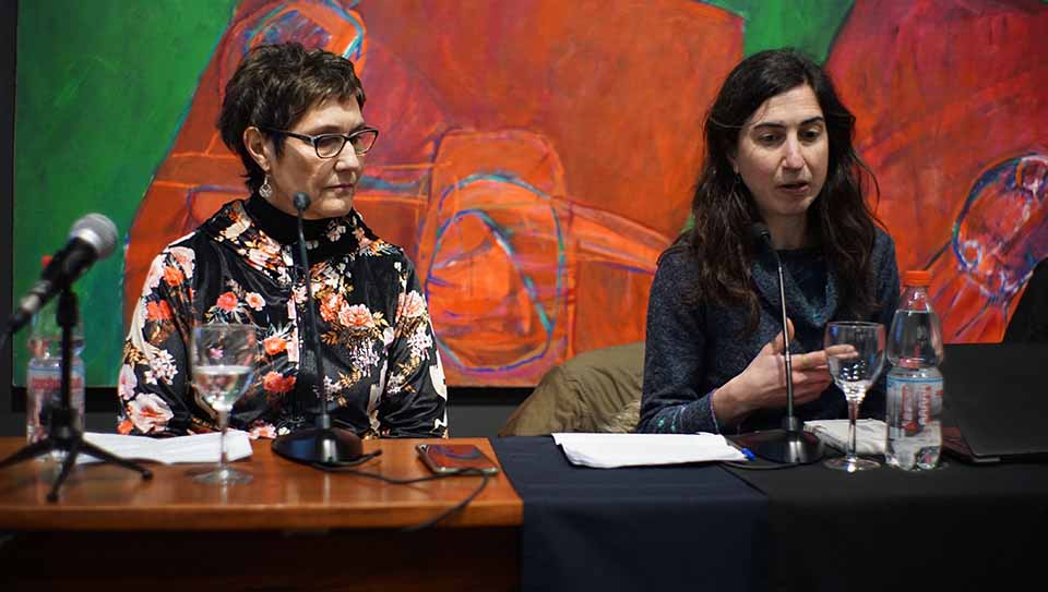 Gloria Elgueta y Laura Lattanzi (en el micrófono)